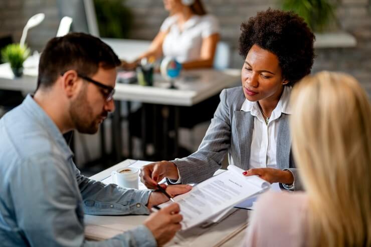 Agent immobilier avec un couple
