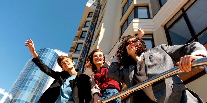 Bande de jeune dans un logement sociale