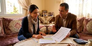 Couple avec des documents pour négociation immobilière