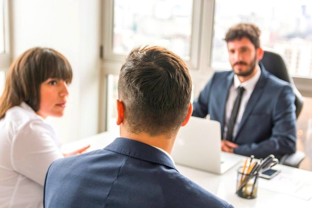 Couple chez un notaire pour les droits de succession