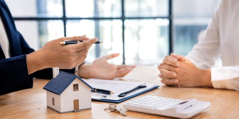 Discussion avec un agent immobilier